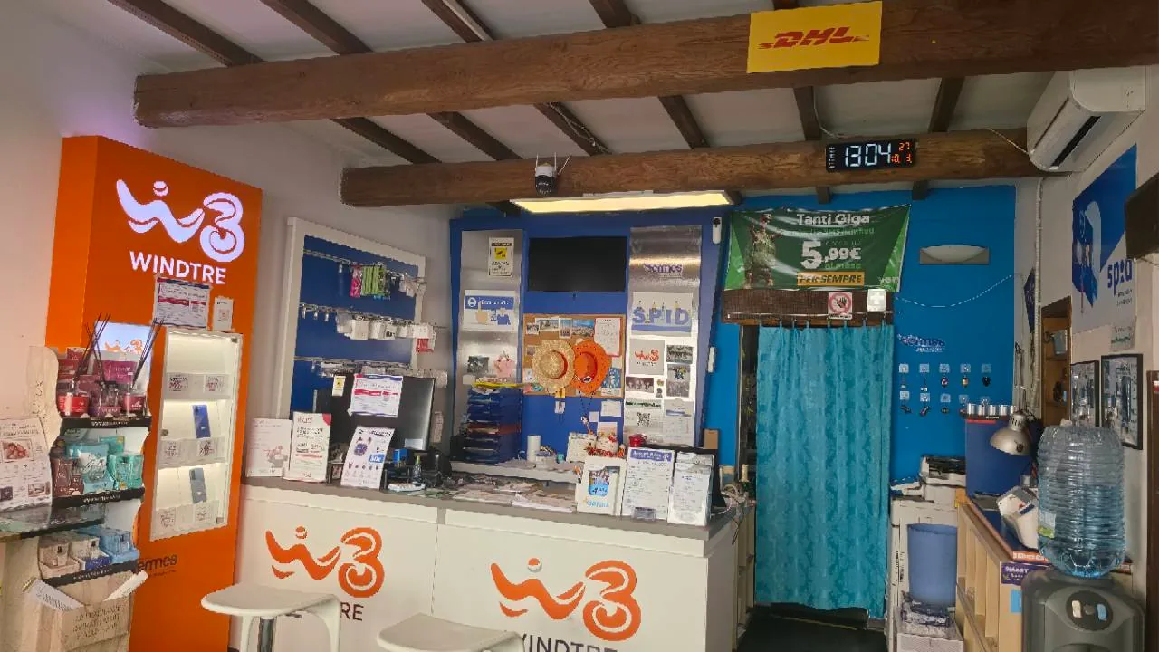 Interno recente del negozio SMARTCALL a Campi Bisenzio